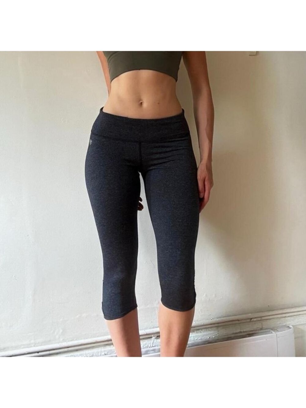 Y2K low-rise capri leggings — forever 21